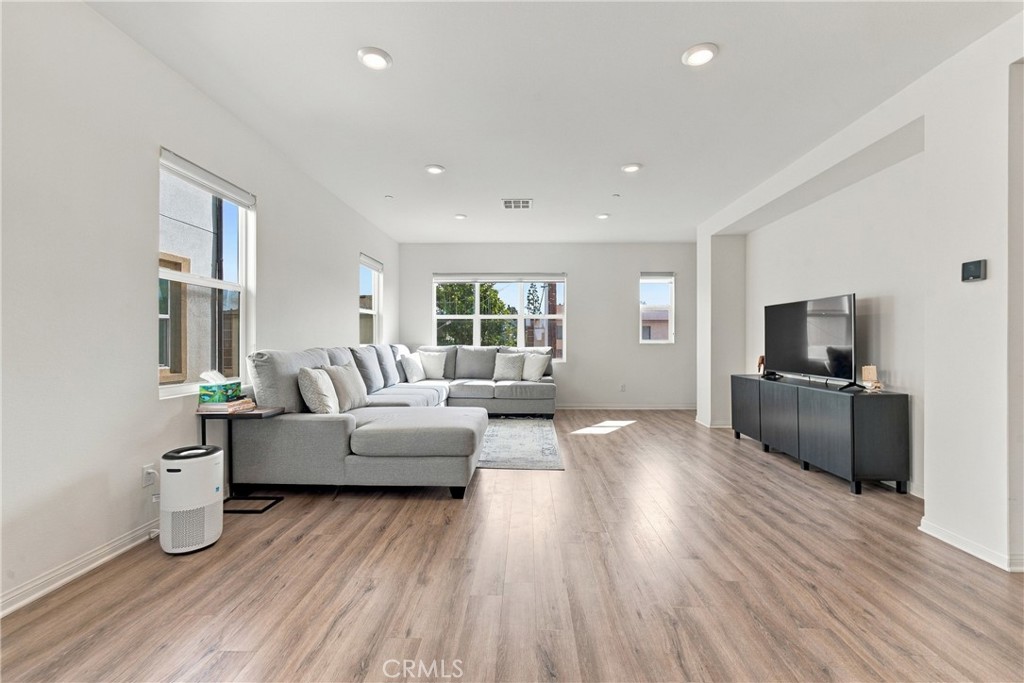 318 S Quadrilateral, Anaheim CA 92802 - photo 9