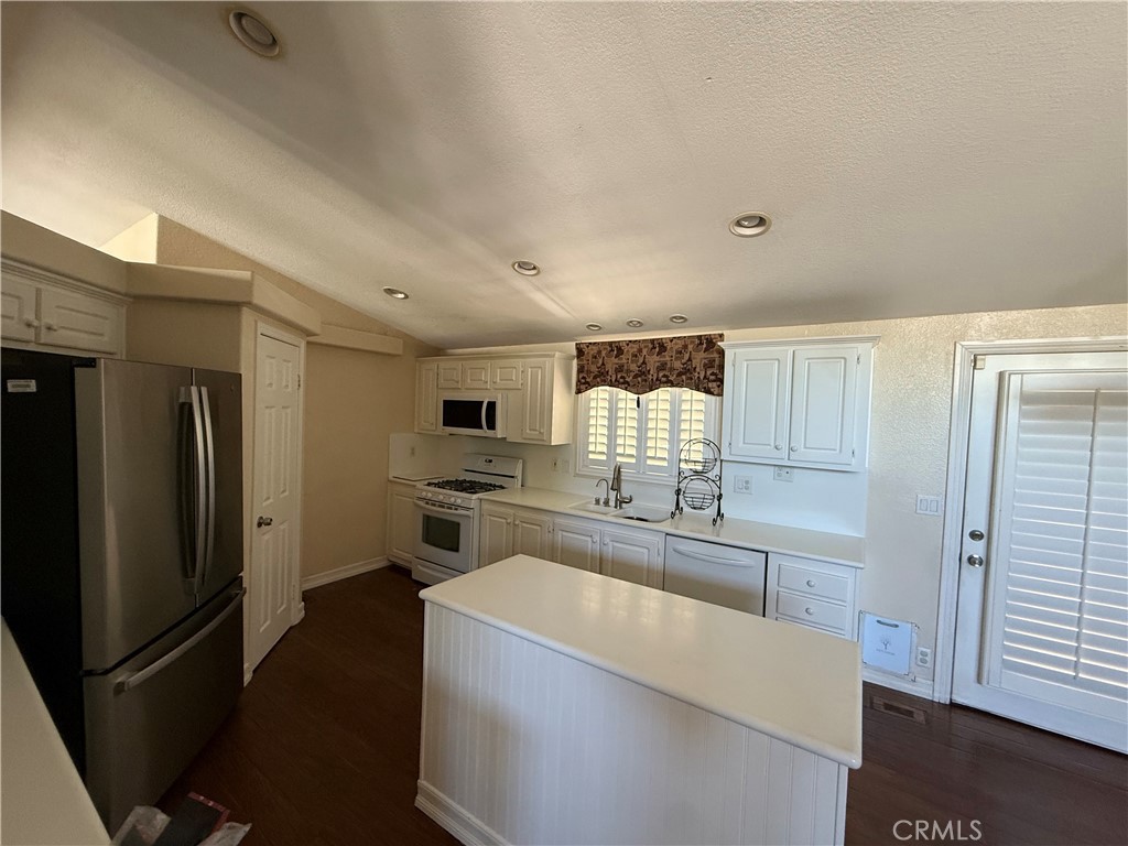 Kitchen - 320 N Park Vista Street 116, Anaheim CA 92806 - photo 9