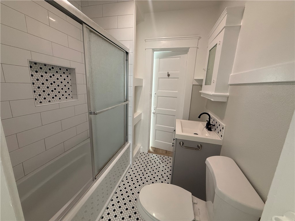 Bathroom that is connected to both bedrooms. - 323 S Kroeger Street, Anaheim CA 92805 - photo 14