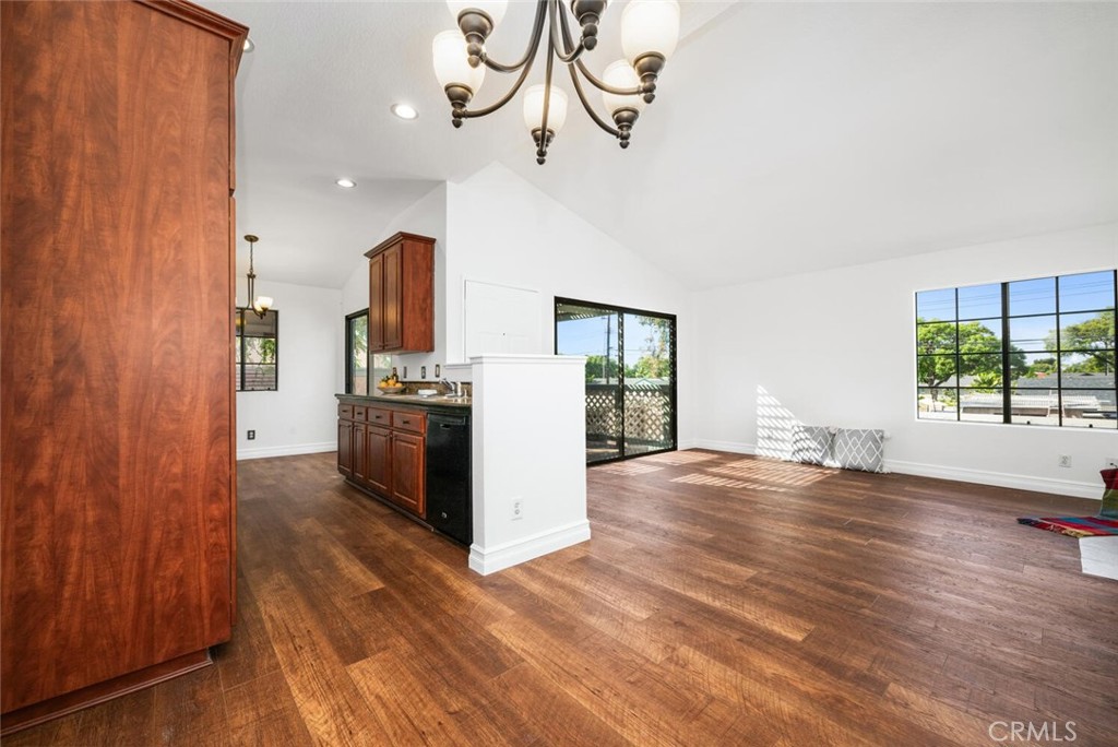 Gorgeous remodeled home - kitchen and both baths have been remodeld, laminate floors - you can move right in. The entire - 3561 W Greentree Circle F, Anaheim CA 92804 - photo 1