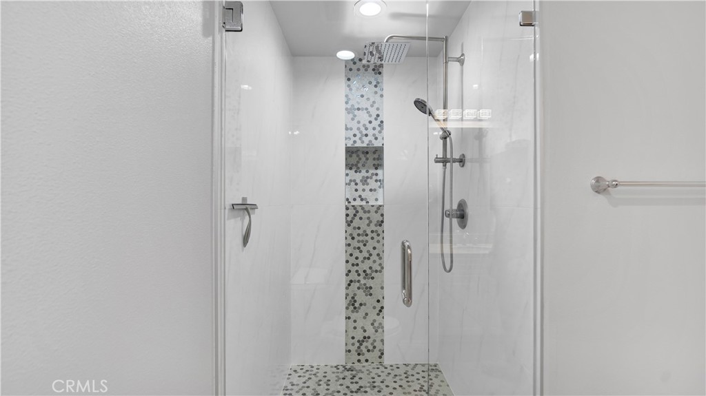 Full Bath with Updated SHower - 514 S Melrose, Anaheim CA 92805 - photo 15