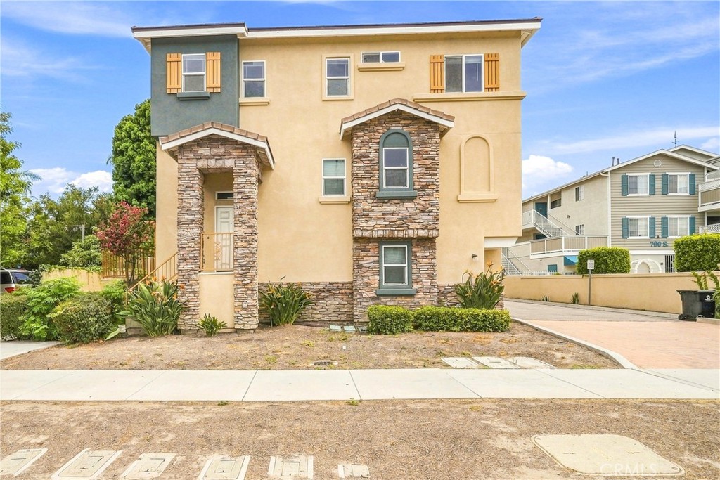670 S Magnolia Avenue, Anaheim CA 92804 - photo 2