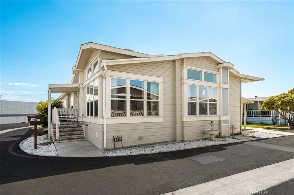 Large windows bring in plenty of Natural Light. - 70 Cherry, Anaheim CA 92801 - photo 2