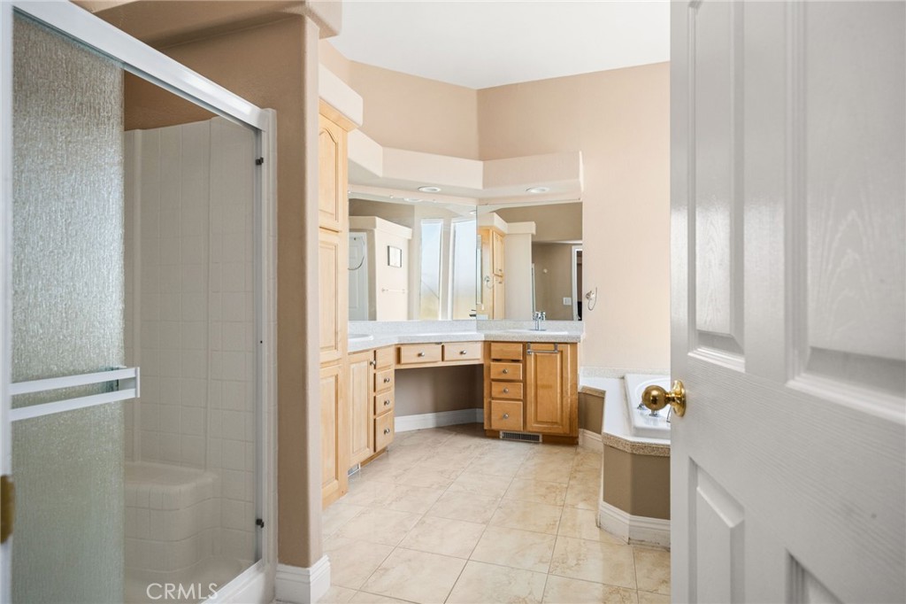 Primary Bedroom's Ensuite Full Bathroom. - 70 Cherry, Anaheim CA 92801 - photo 36
