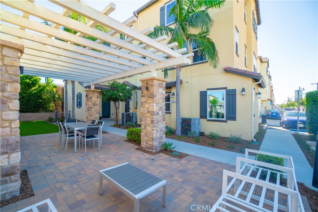 Community courtyard with pergola - 794 N Ethan Way, Anaheim CA 92805 - photo 5