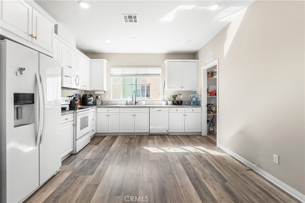 Kitchen - 794 N Ethan Way, Anaheim CA 92805 - photo 14