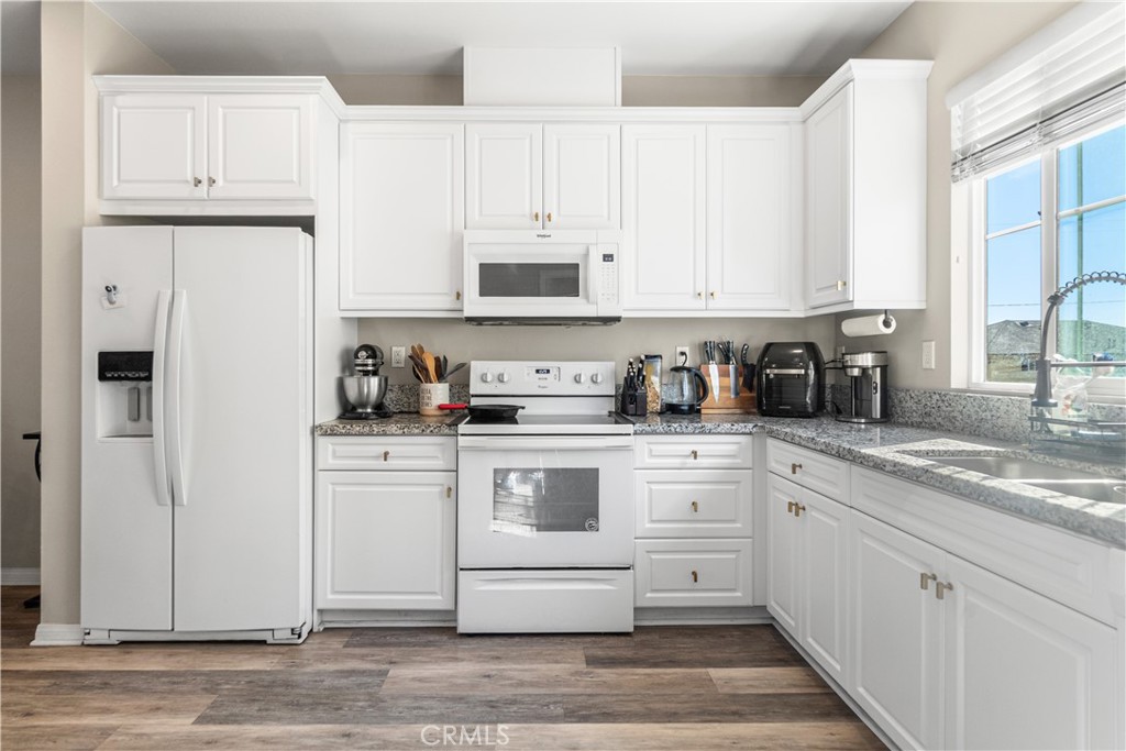 Kitchen - 794 N Ethan Way, Anaheim CA 92805 - photo 15