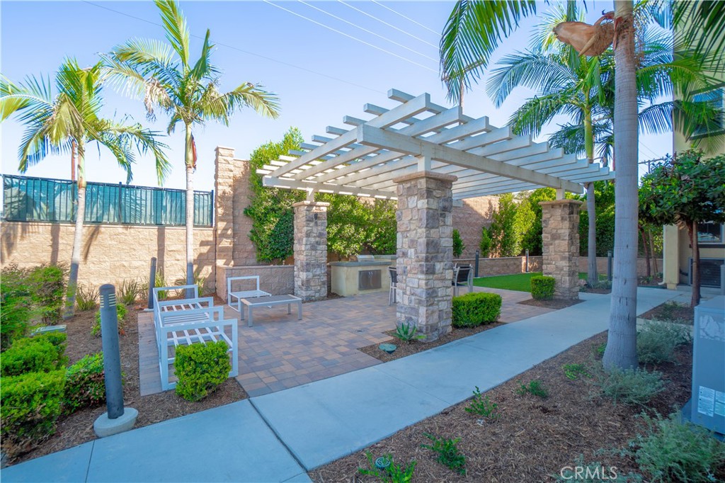 Community courtyard with pergola - 794 N Ethan Way, Anaheim CA 92805 - photo 29