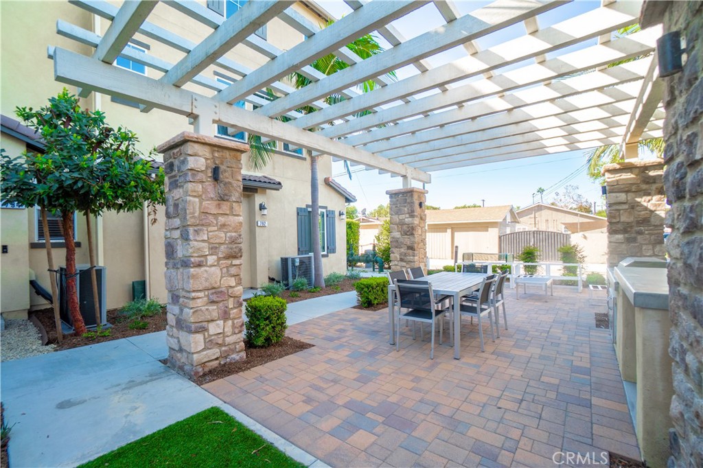 Community courtyard with pergola and seating - 794 N Ethan Way, Anaheim CA 92805 - photo 33