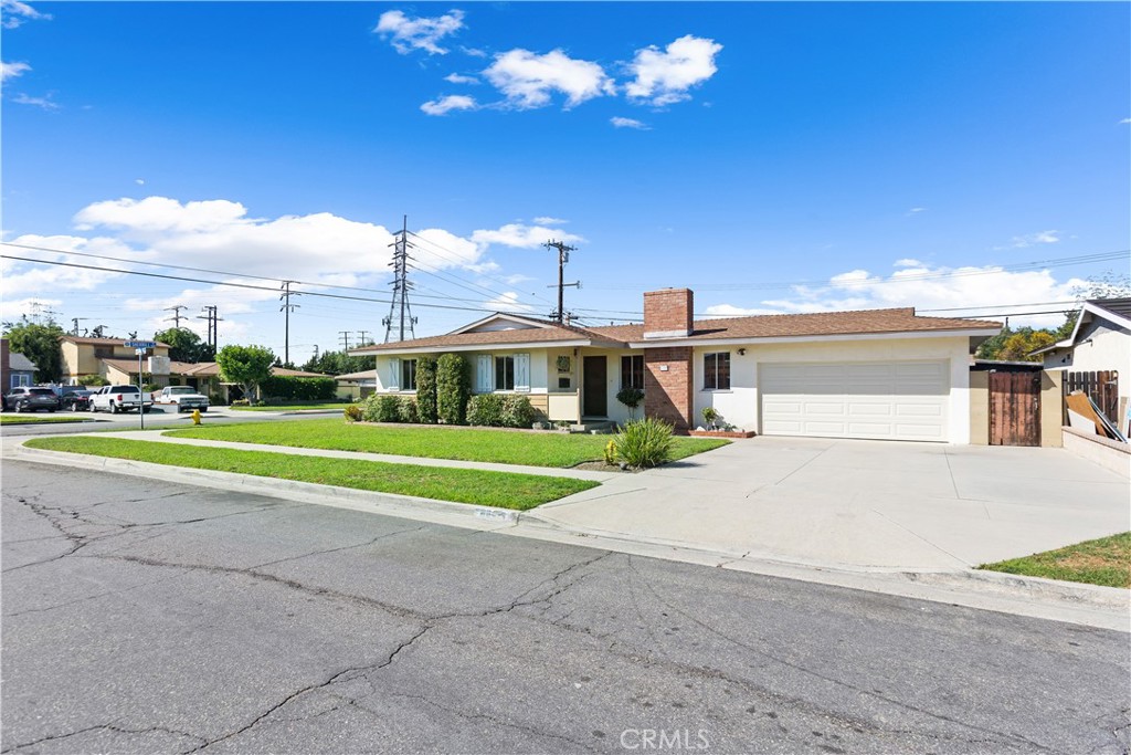 Oversized driveway - 8805 Stardust Lane, Anaheim CA 92804 - photo 4