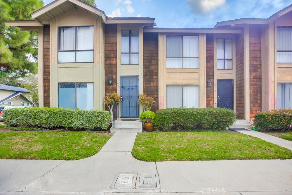902 S Downey Place 25, Anaheim CA 92804 - photo 1