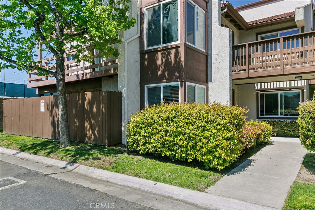 Welcome Home, Perfect ground level with enclosed yard! - 961 S Citron Street 1, Anaheim CA 92805 - photo 1