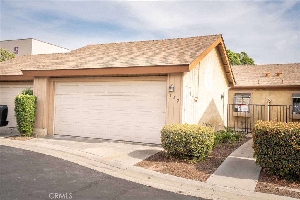 962 S Laurelwood Lane 17, Anaheim CA 92806 - photo 1
