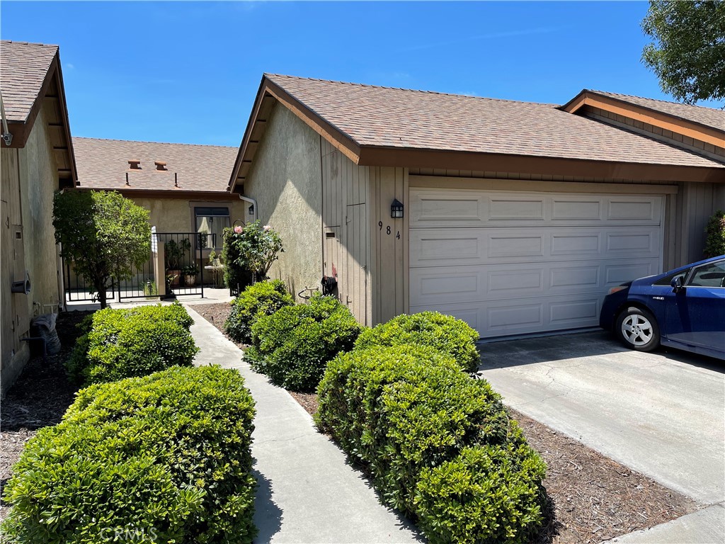 984 S Laurelwood Lane 20, Anaheim CA 92806 - photo 1