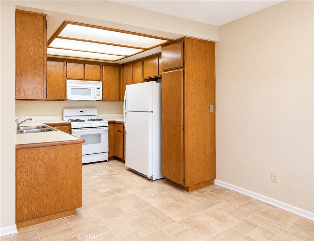 Kitchen - 600 N Brea Boulevard 44, Brea CA 92821 - photo 9
