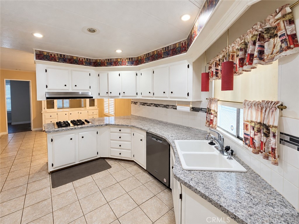 Kitchen - Virtually Cleaned - 6741 Lincoln Avenue 146, Buena Park CA 90620 - photo 4