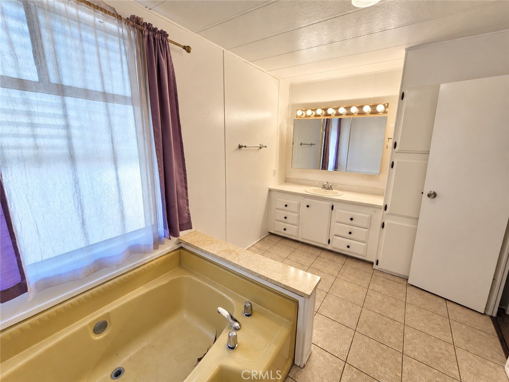 Master Bath - 6741 Lincoln Avenue 146, Buena Park CA 90620 - photo 9