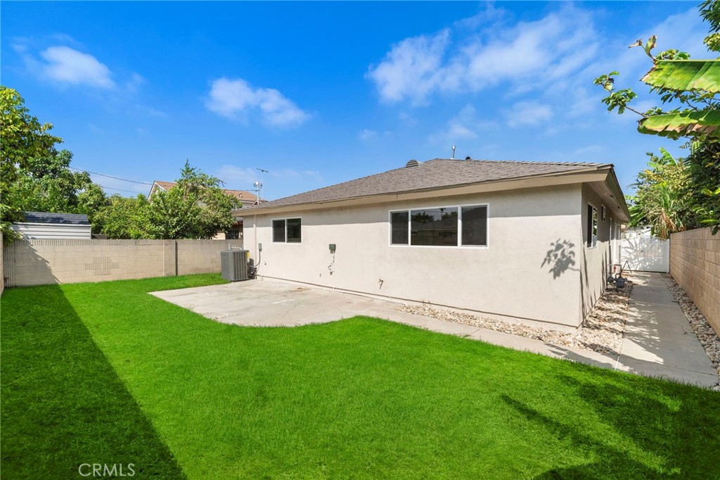 Spacious Private Backyard perfect for relaxing and entertaining friends and family - 6916 Houston, Buena Park CA 90620 - photo 20