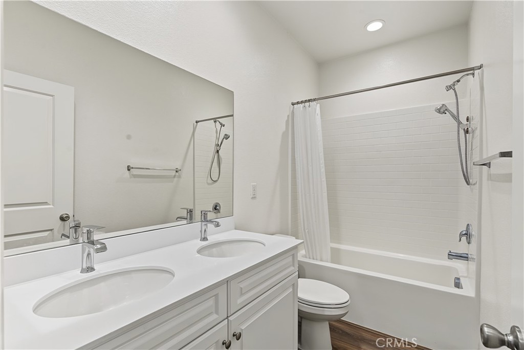 Third-Floor Primary Bathroom - 8881 Orangethorpe, Buena Park CA 90621 - photo 27