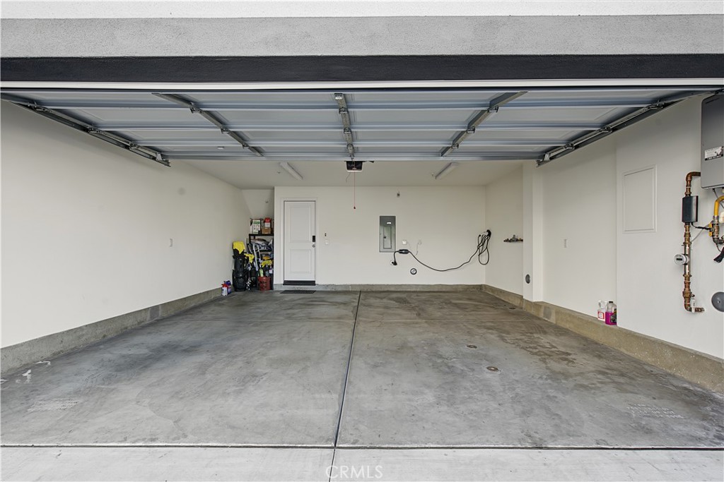 Side-by-Side Two-Car Garage - 8881 Orangethorpe, Buena Park CA 90621 - photo 41