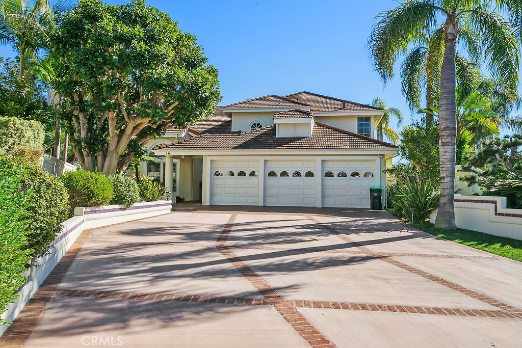 Front view from the cul de sac - 19 Harbor Pointe, Corona Del Mar CA 92625 - photo 4