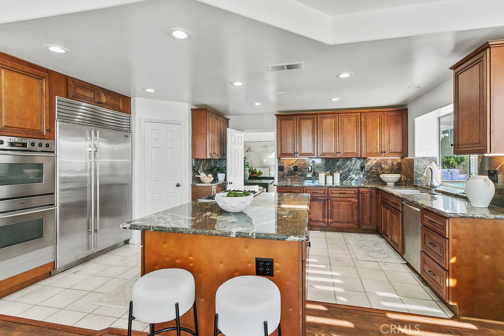 Spacious kitchen - 19 Harbor Pointe, Corona Del Mar CA 92625 - photo 22