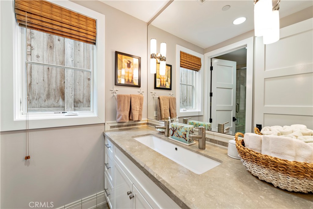Shared bathroom on ground floor - 212 Marguerite Avenue, Corona Del Mar CA 92625 - photo 21
