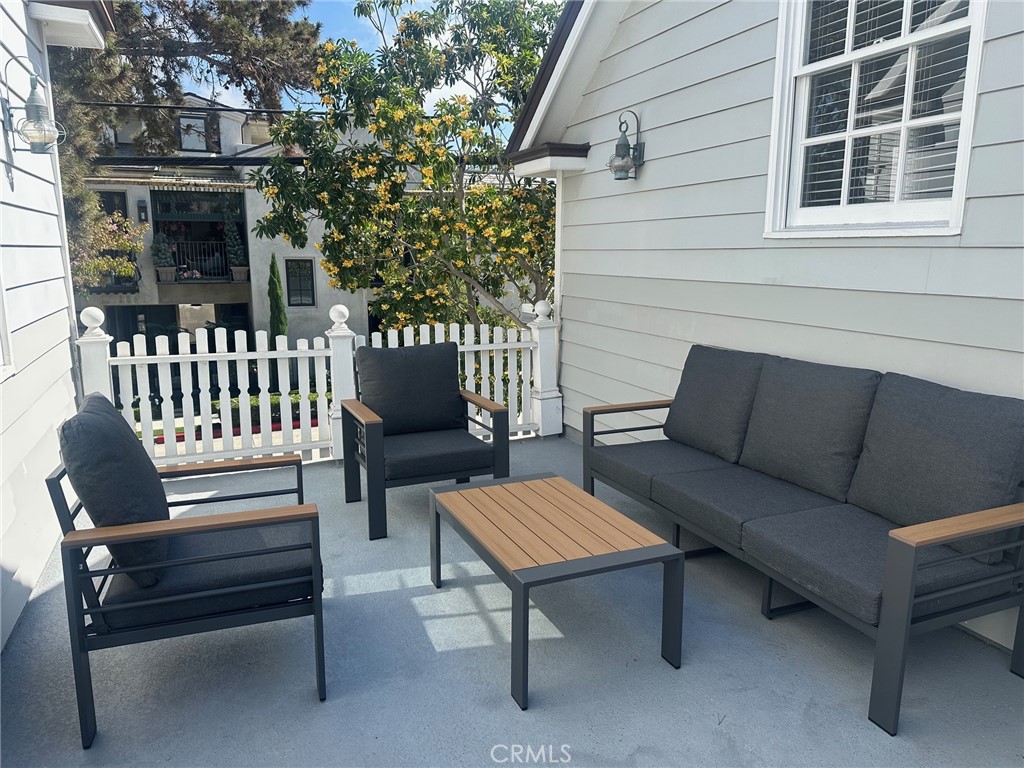Private sitting area adjacent Primary bedroom - 232 Jasmine, Corona Del Mar CA 92625 - photo 19