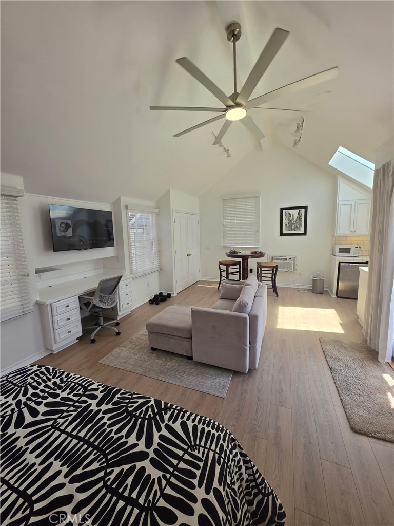 Third bedroom suite with separate entrance - 232 Jasmine, Corona Del Mar CA 92625 - photo 22