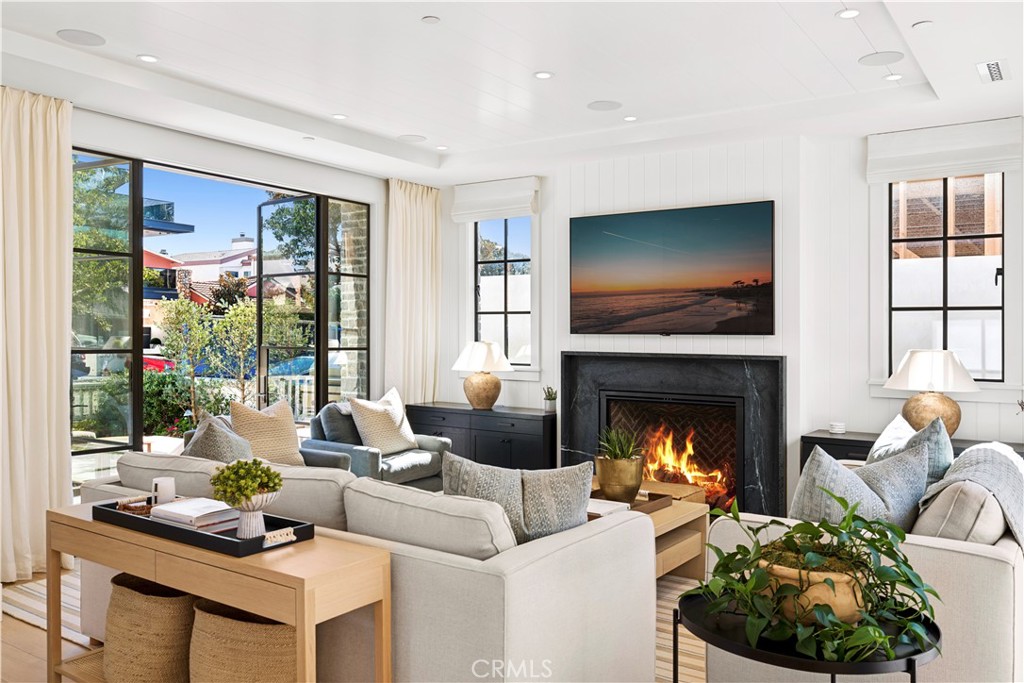 313 Heliotrope, Corona Del Mar CA 92625 - photo 4