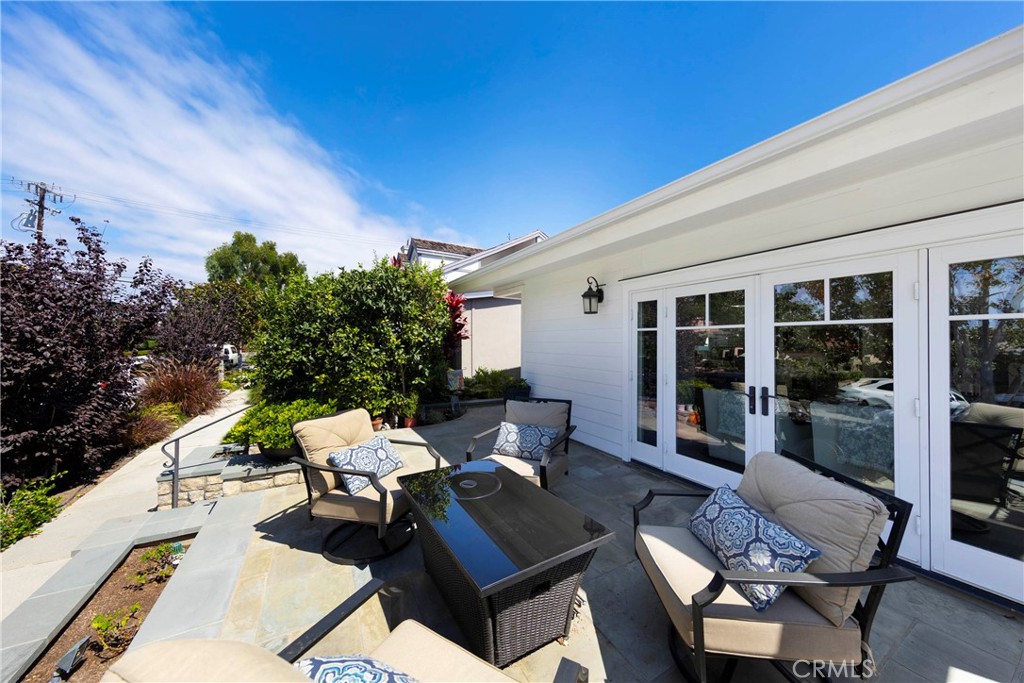 Entrance to private front gate for 412.5 Dahlia Ave. - 412 1/2 Dahlia Avenue, Corona Del Mar CA 92625 - photo 2