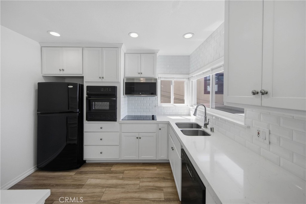 Beautiful bright quartz countertops, tile backsplash, all appliances included, and wood flooring. - 412 1/2 Dahlia Avenue, Corona Del Mar CA 92625 - photo 11