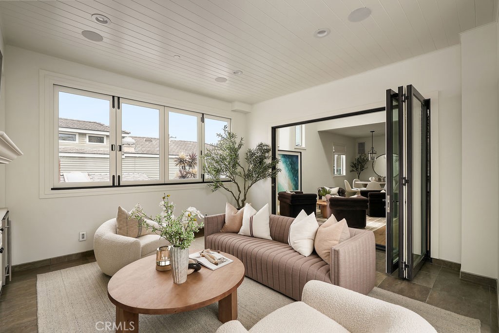 Enclosed Loggia - 412 1/2 Goldenrod, Corona Del Mar CA 92625 - photo 2