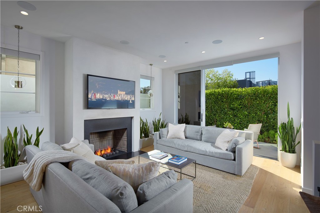 418 Larkspur, Corona Del Mar CA 92625 - photo 1