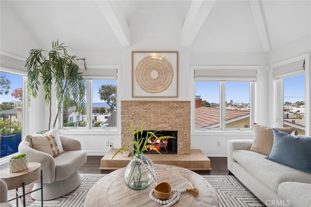 Gorgeous living room - 423 Poppy, Corona Del Mar CA 92625 - photo 16