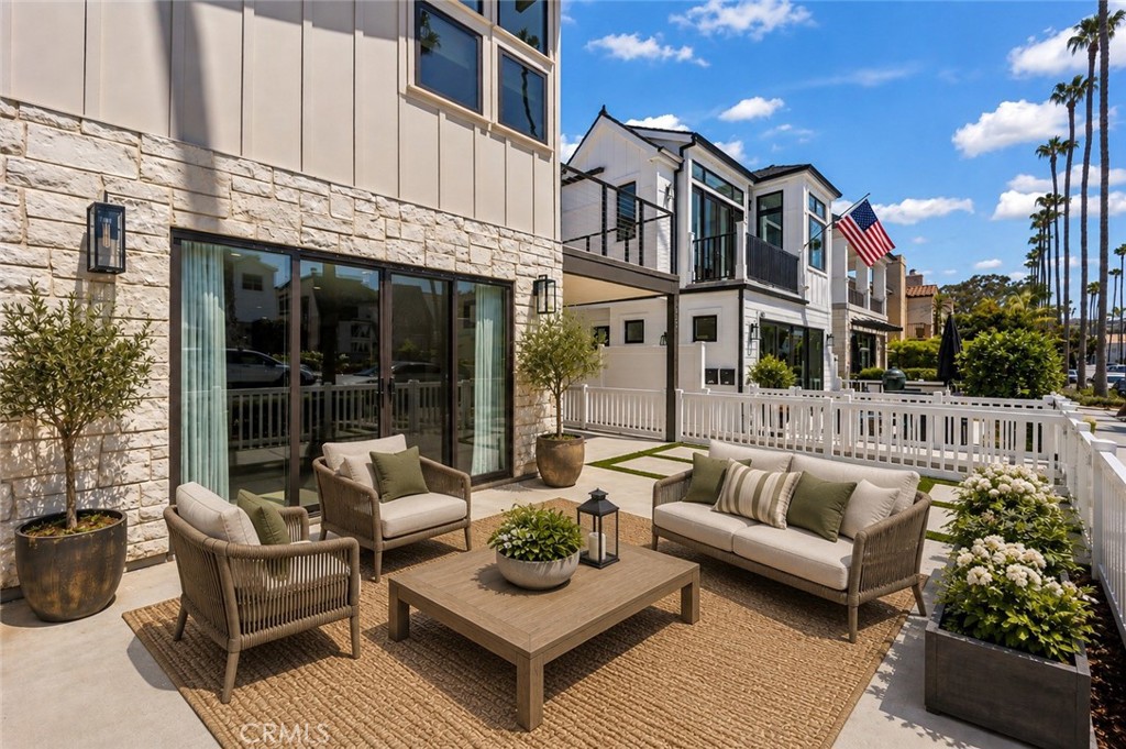 Front patio - 429 Goldenrod, Corona Del Mar CA 92625 - photo 2