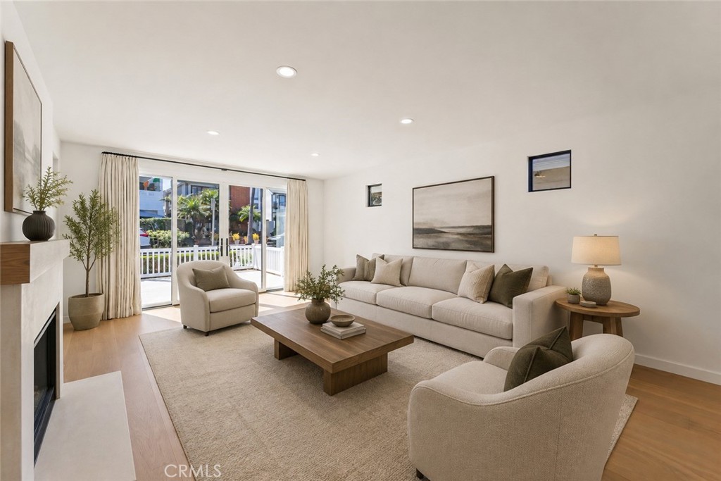 Living Room - 429 Goldenrod, Corona Del Mar CA 92625 - photo 5