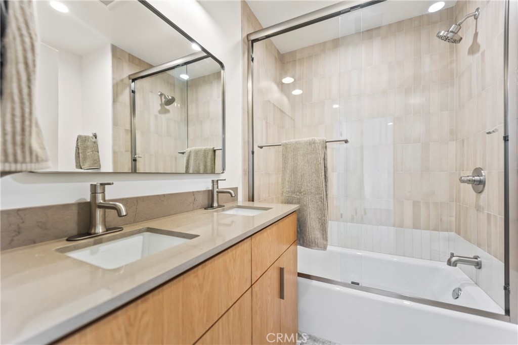 Upstairs Guest Bath - 429 Goldenrod, Corona Del Mar CA 92625 - photo 12