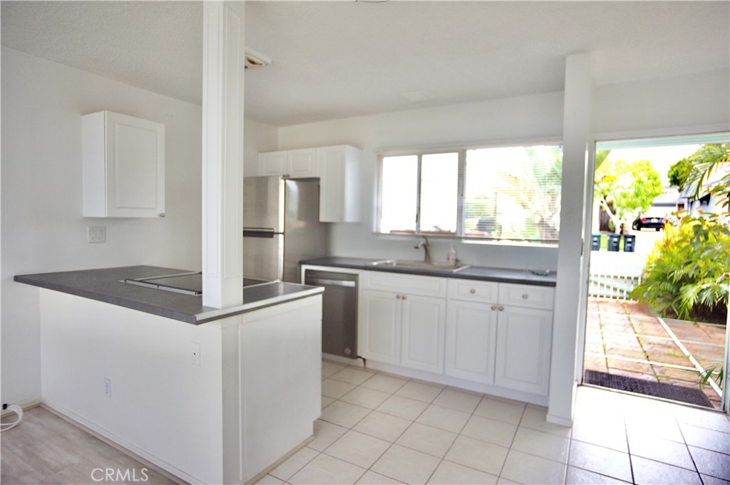 KITCHEN LOOKING OUT TO FRONT YARD - 462 Seaward Road, Corona Del Mar CA 92625 - photo 6