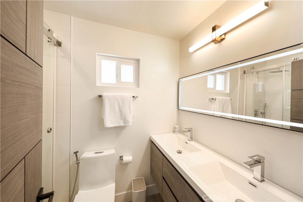 Shared Full Bath - 503 Marguerite, Corona Del Mar CA 92625 - photo 17