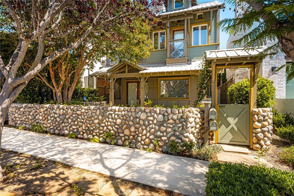 tucked away in the coveted Flower Streets - 506 1/2 Acacia, Corona Del Mar CA 92625 - photo 2