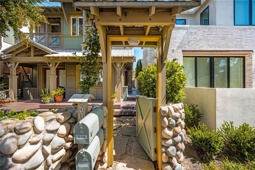 only steps from the beach - 506 1/2 Acacia, Corona Del Mar CA 92625 - photo 3