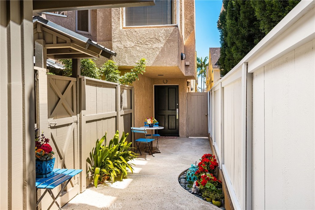 on sought-after Acacia street - 506 1/2 Acacia, Corona Del Mar CA 92625 - photo 4
