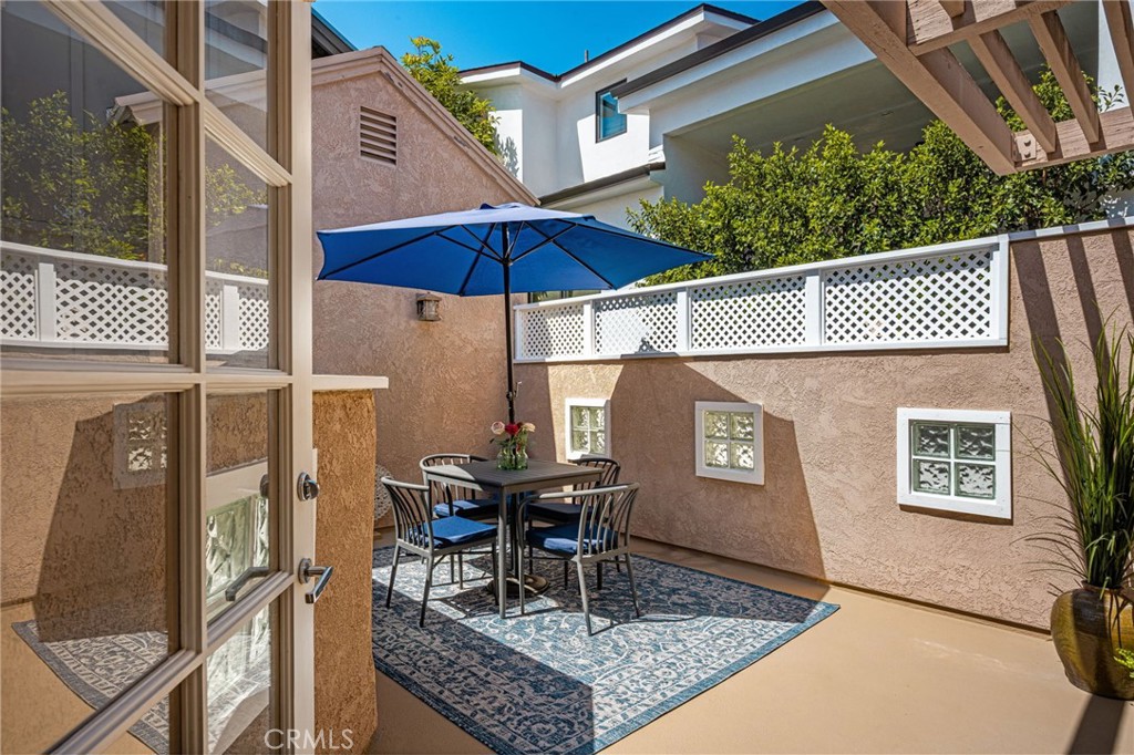 enjoy the coastal air on a spacious patio - 506 1/2 Acacia, Corona Del Mar CA 92625 - photo 11