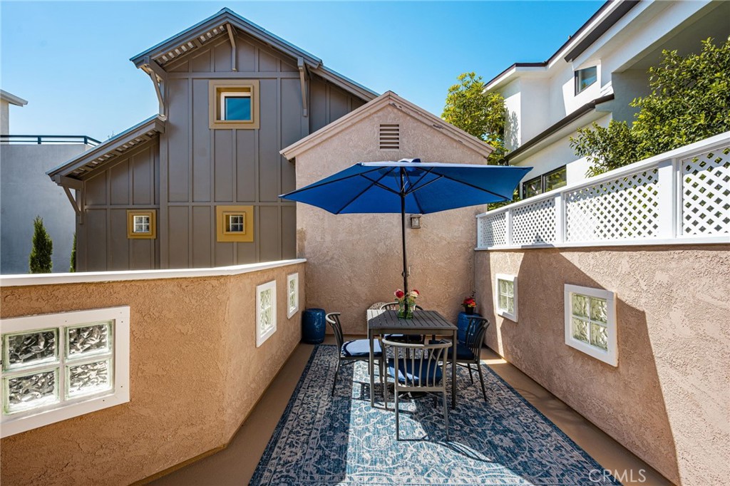 dine al fresco, beneath ocean sunsets - 506 1/2 Acacia, Corona Del Mar CA 92625 - photo 12