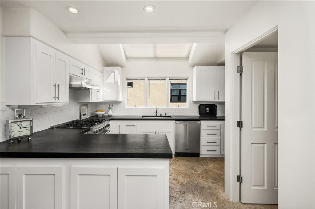 a spacious kitchen, perfect for entertaining - 506 1/2 Acacia, Corona Del Mar CA 92625 - photo 16