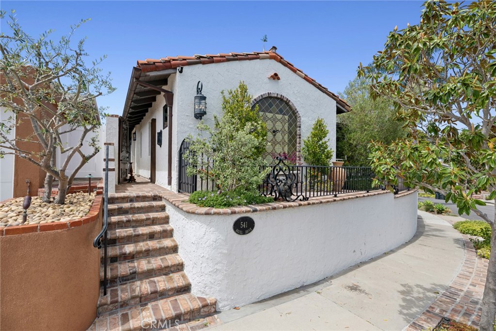 front entrance on Hazel - 541 Hazel, Corona Del Mar CA 92625 - photo 5