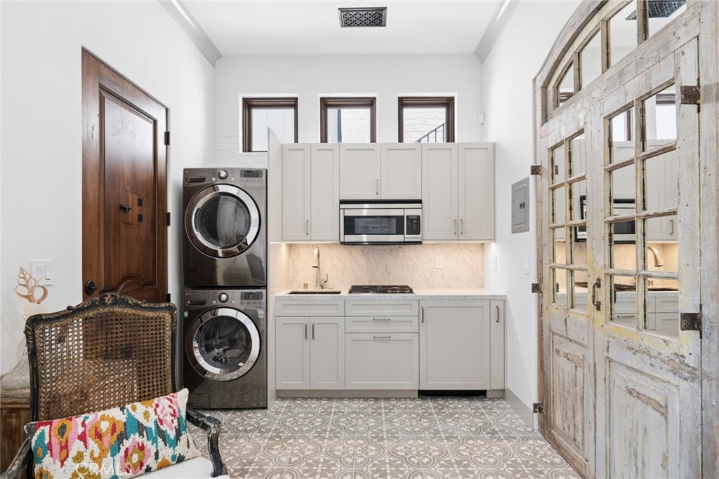 Casita Kitchen and laundry - 541 Hazel, Corona Del Mar CA 92625 - photo 29