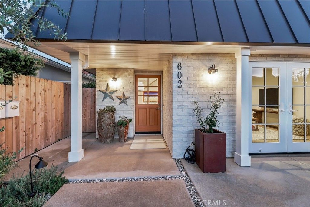 Here is the entrance of the front unit, with a recently remodeled front yard, newer face lift to the property, with a ne - 602 602.5 Marguerite 2, Corona Del Mar CA 92625 - photo 3