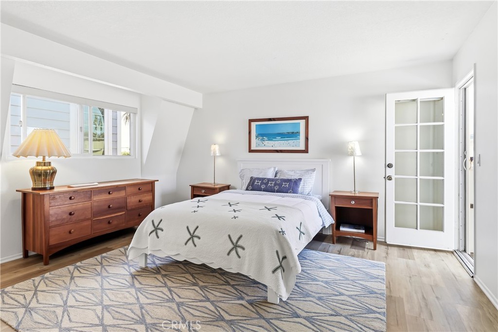 The primary suite is light & bright, with direct access to a small patio just out the glass paneled door. All furniture - 602 602.5 Marguerite 2, Corona Del Mar CA 92625 - photo 12